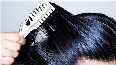 الطرق الصحيحة لتنظيف وتمشيط الشعر