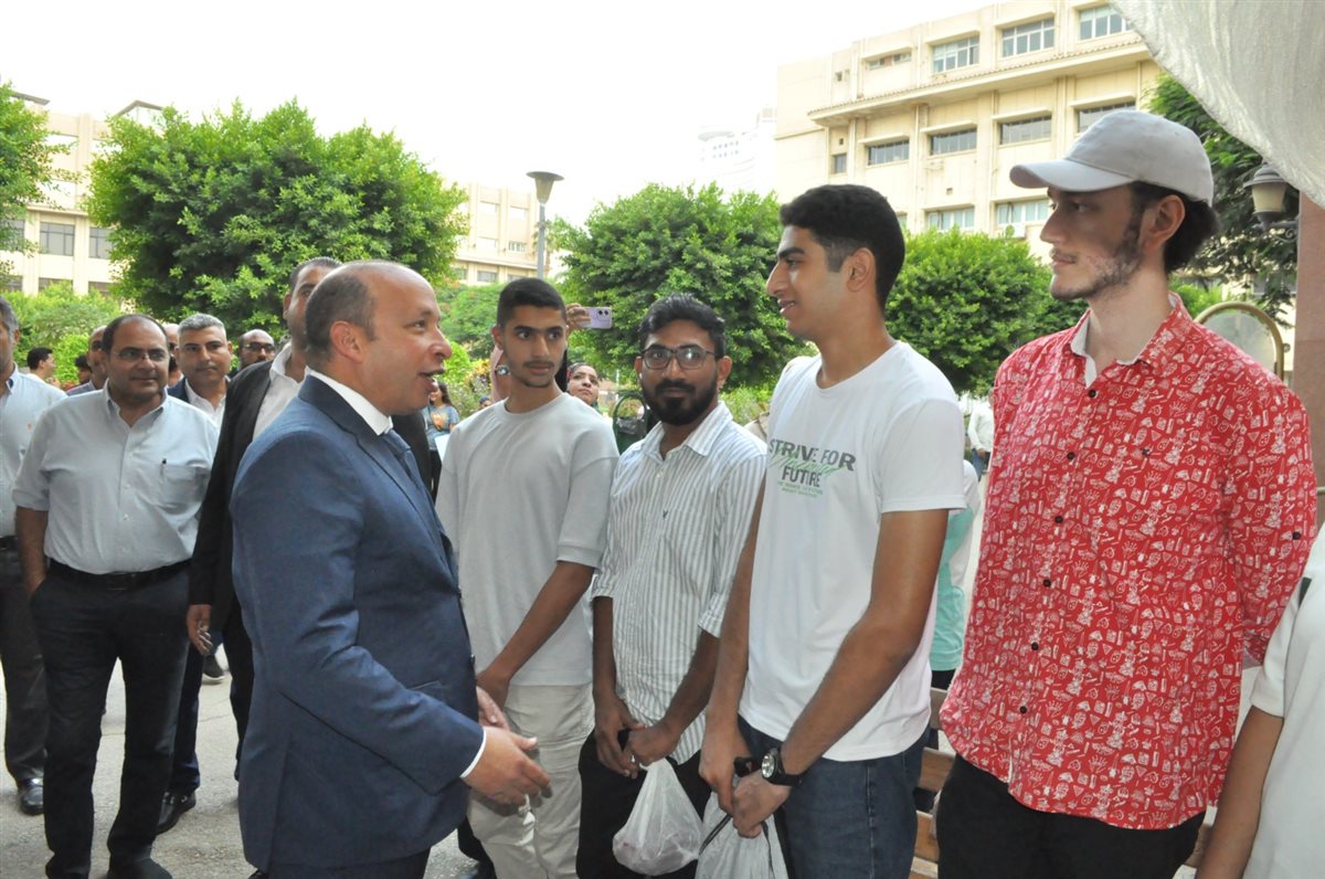 عميد طب قصر العيني يستقبل الطلاب الجدد 