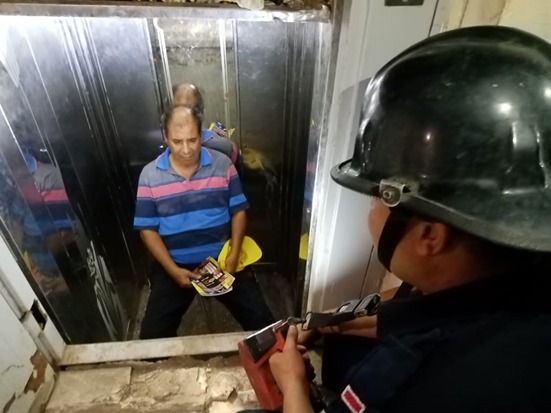 الحماية المدنية تنقذ شخصًا محتجزًا داخل مصعد في القاهرة