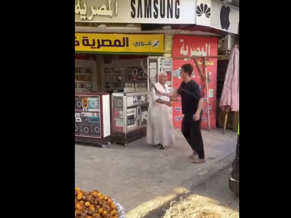 بالسلاح الأبيض شاب يهدد أحد المحال في دار السلام، فيتو