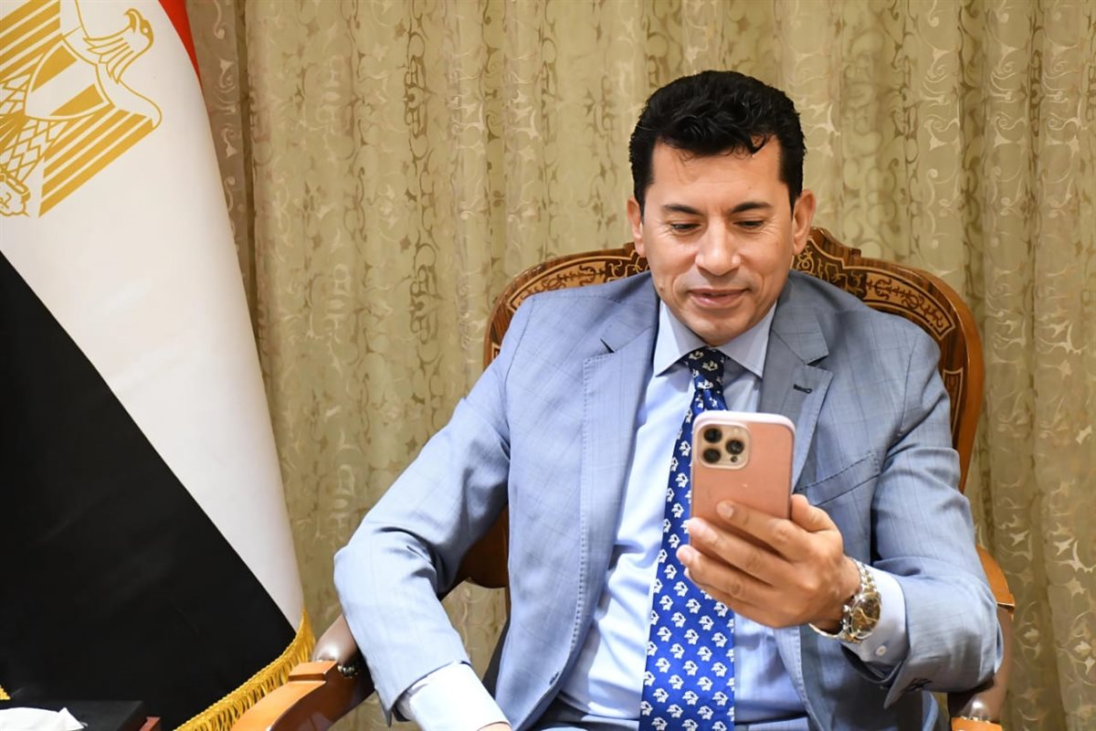وزير الرياضة يهنئ لاعبي المنتخب عبر الفيديو كونفرانس