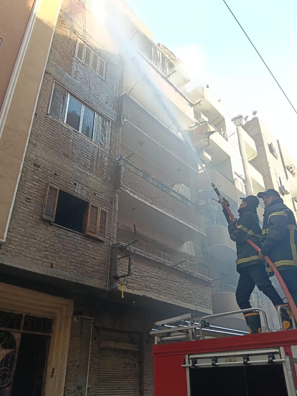 السيطرة علي حريق بشقة في سوهاج