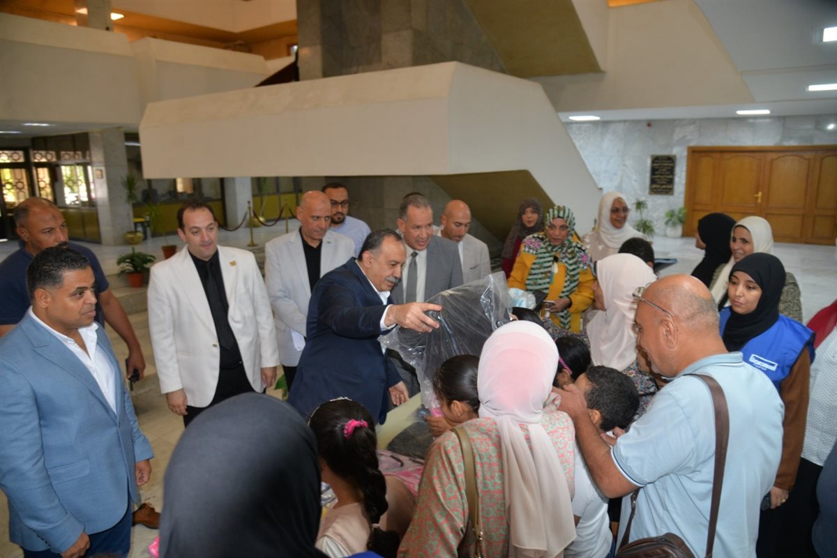 تسليم عدد من الحقائب المدرسية للأطفال الأولى بالرعاية