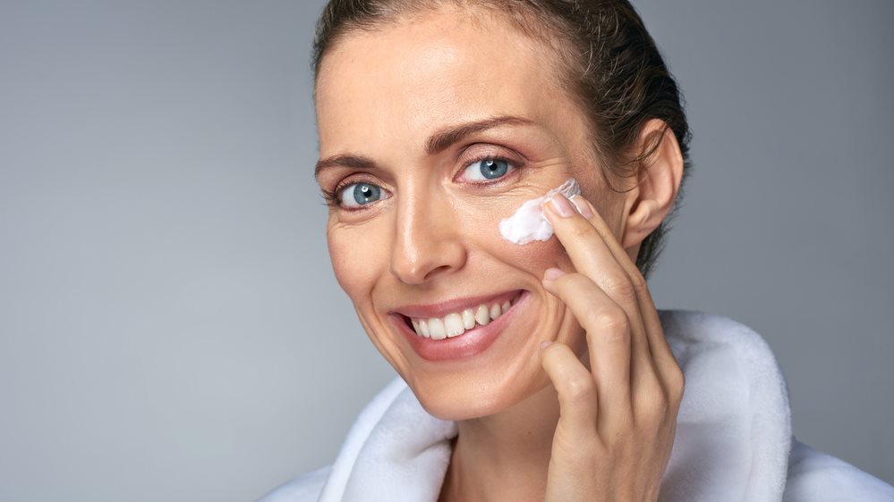 العناية بالبشرة بعد الخمسين