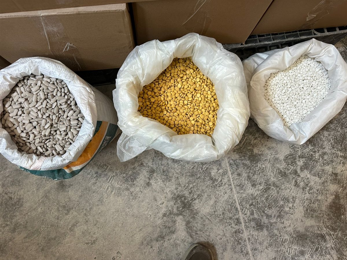 جزء من مضبوطات مصنع ادوية مخالف