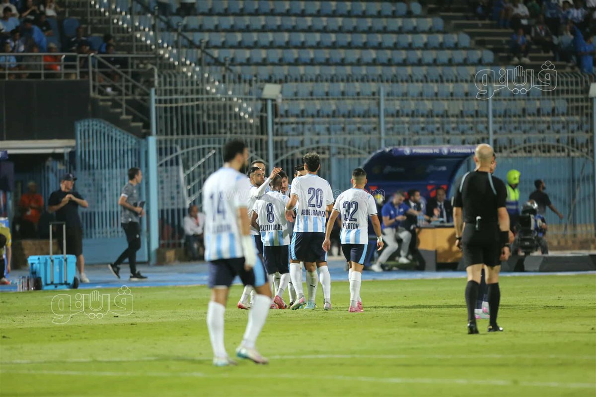 بيراميدز  وأوكلاند سيتي  (32)