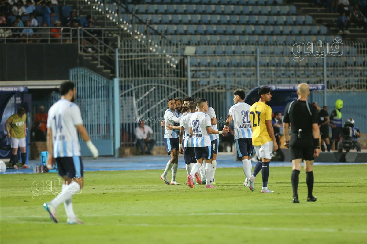 بيراميدز  وأوكلاند سيتي  (33)