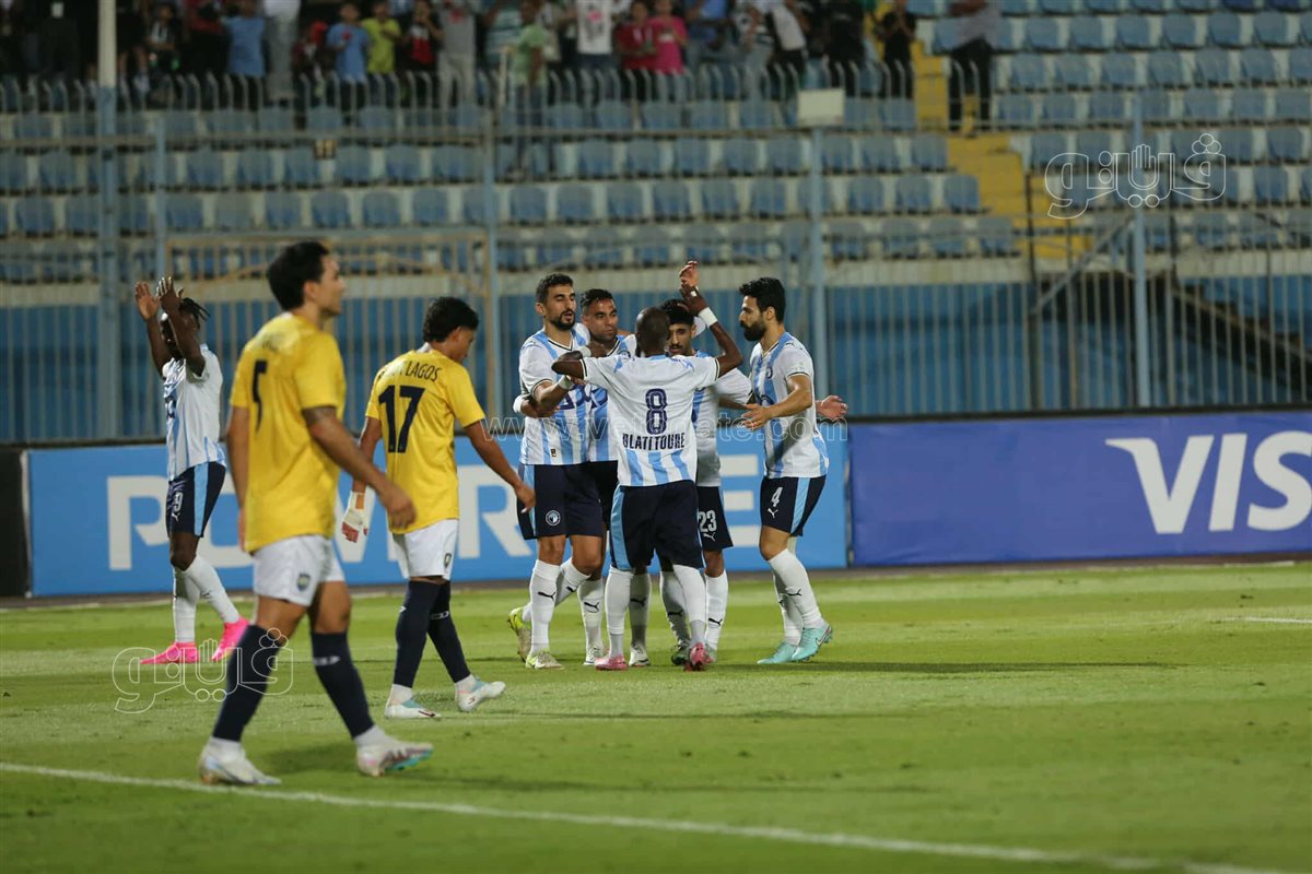 بيراميدز  وأوكلاند سيتي  (16)