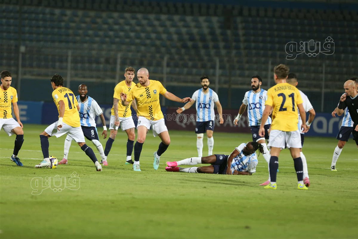 بيراميدز  وأوكلاند سيتي  (11)