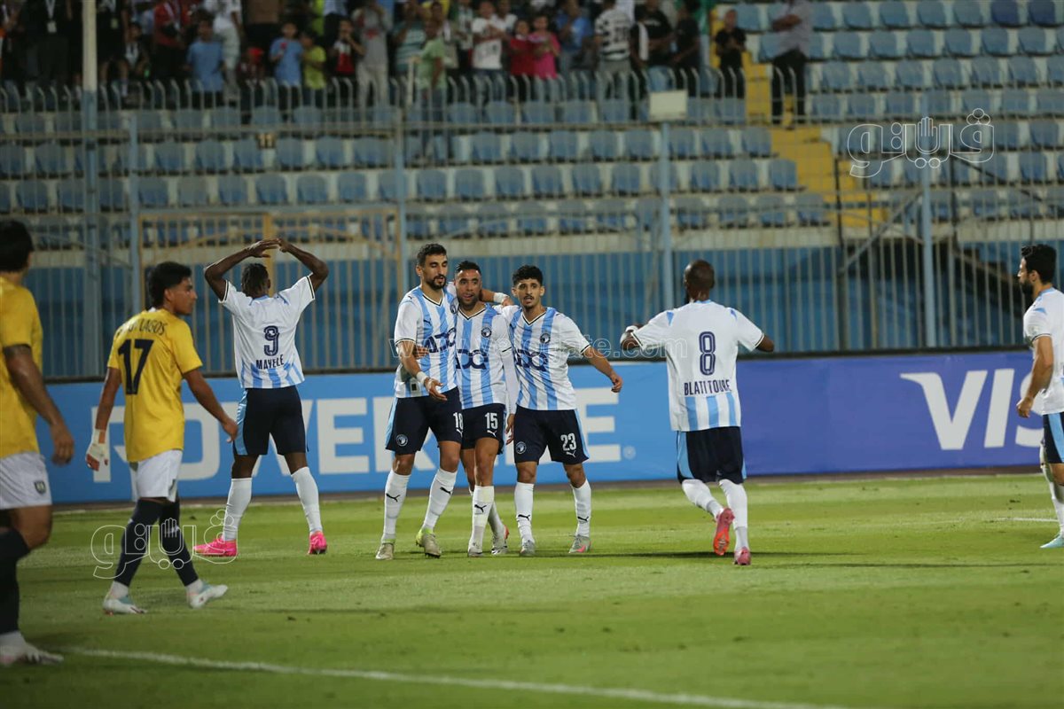 بيراميدز  وأوكلاند سيتي  (14)