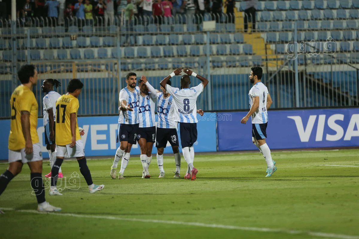 بيراميدز  وأوكلاند سيتي  (15)