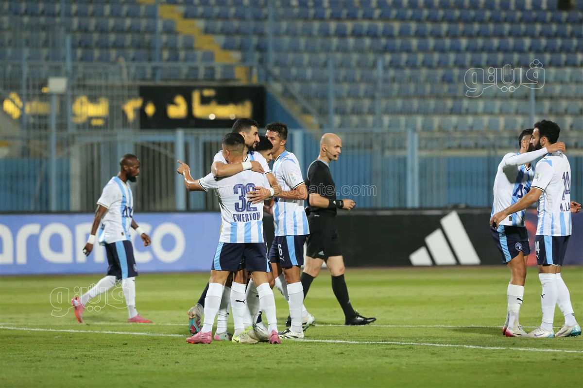 بيراميدز  وأوكلاند سيتي  (21)