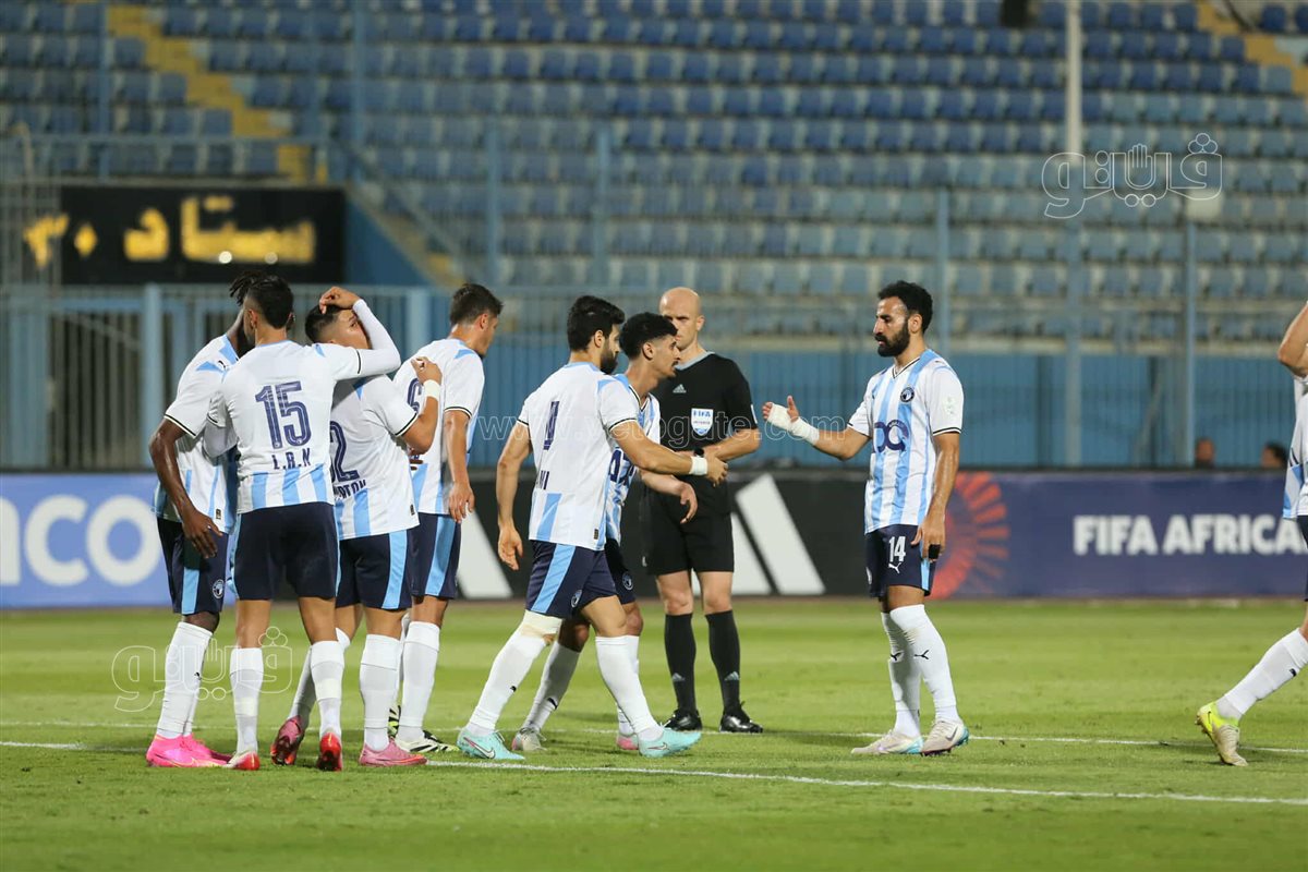 بيراميدز  وأوكلاند سيتي  (25)