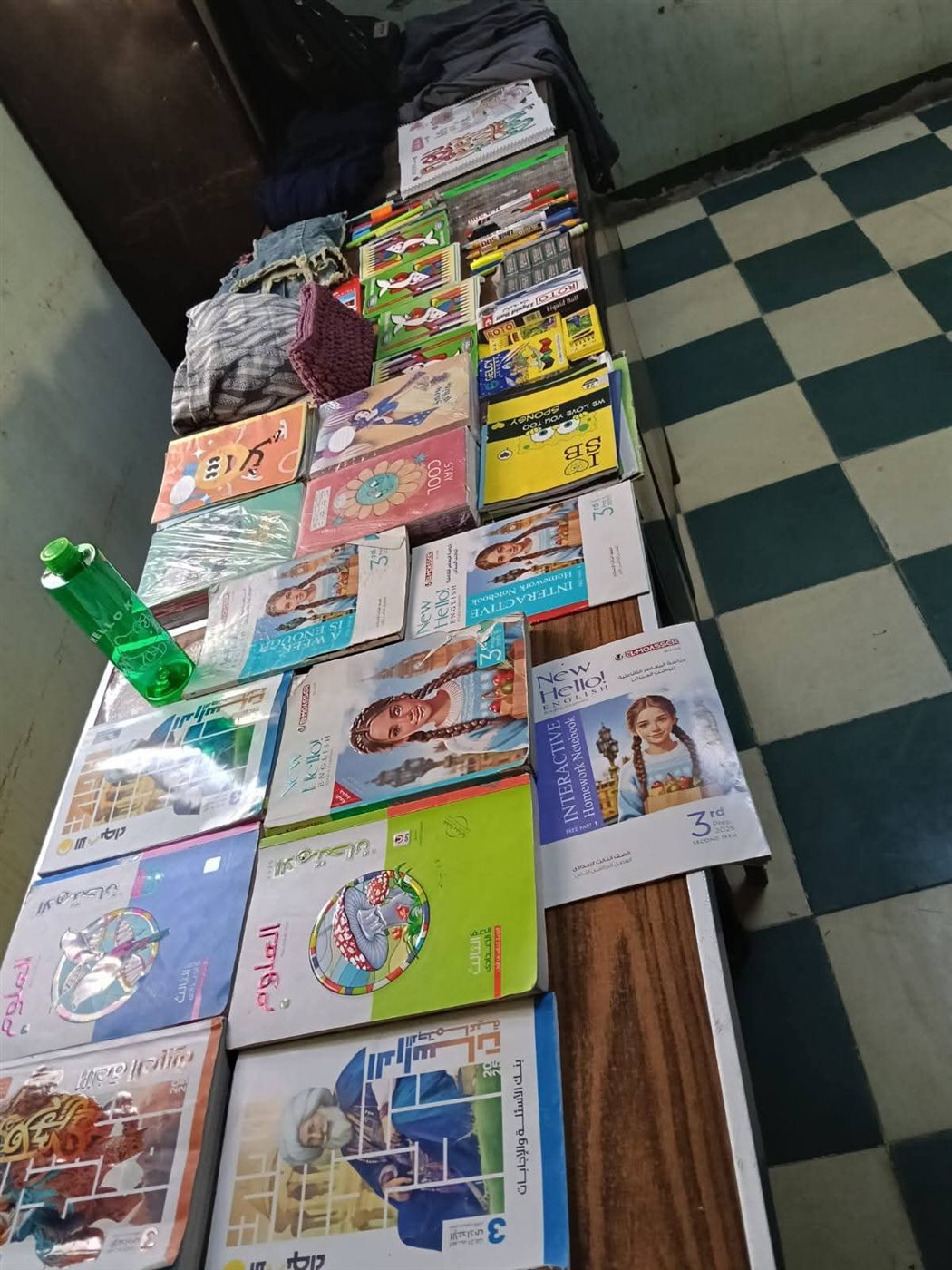 توفير كتب وأدوات مدرسية للاسر الاولى بالرعاية