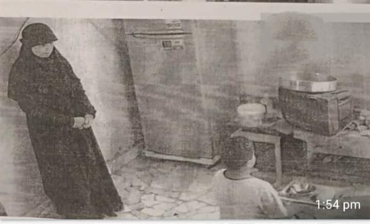 المتهمة اثناء تمثيلها الجريمة