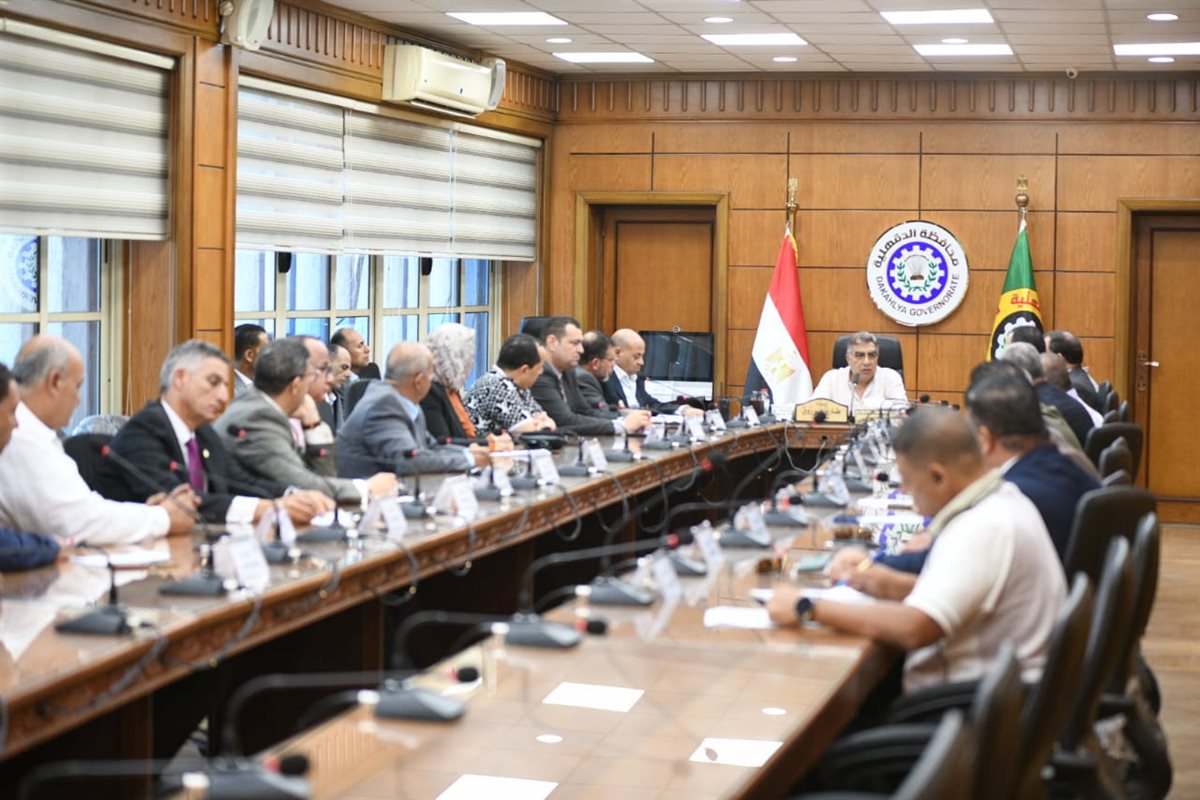 محافظ الدقهلية يعقد اجتماعًا موسعًا مع قيادات التعليم 