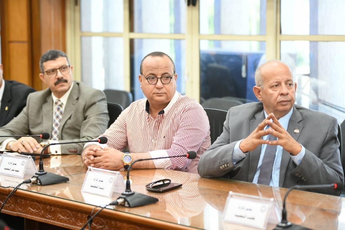 محافظ الدقهلية يعقد اجتماعًا موسعًا مع قيادات التعليم 