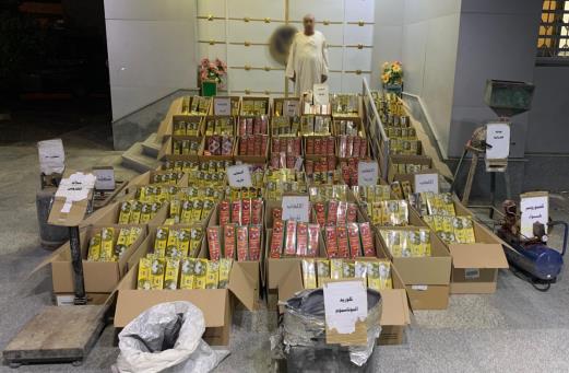 ضبط عامل بالفيوم لتصنيعه 700 ألف قطعة ألعاب نارية