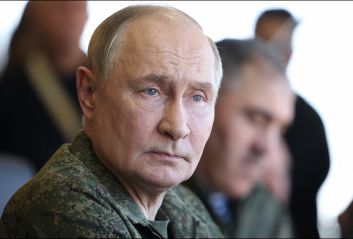 بوتين لحظة ارتداءه للزي العسكري، فيتو