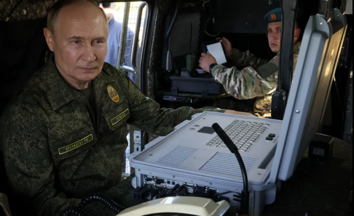 بوتين يشاهد المناورة العسكرية على حدود أوروبا، فيتو