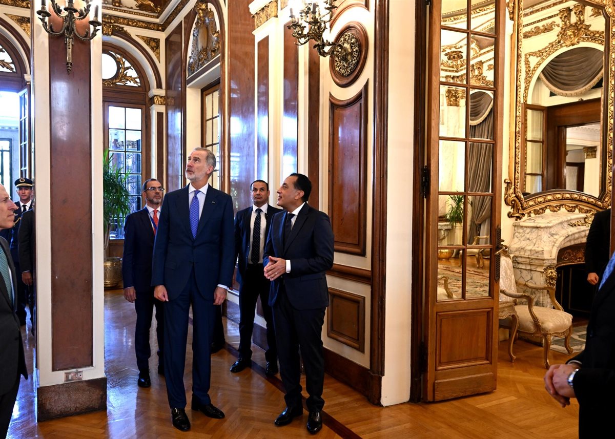 انبهار ملك أسبانيا بالطراز المعماري للقصر 