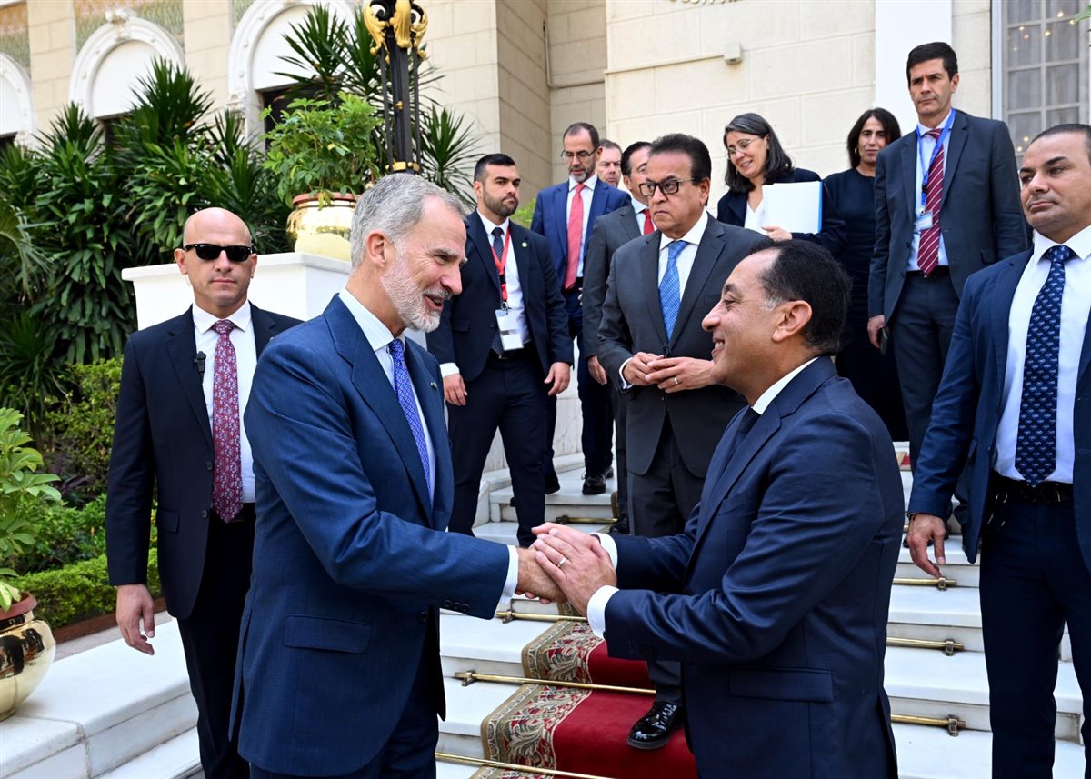 مدبولي يستقبل ملك أسبانيا بمقر الحكومة في قصر العيني 