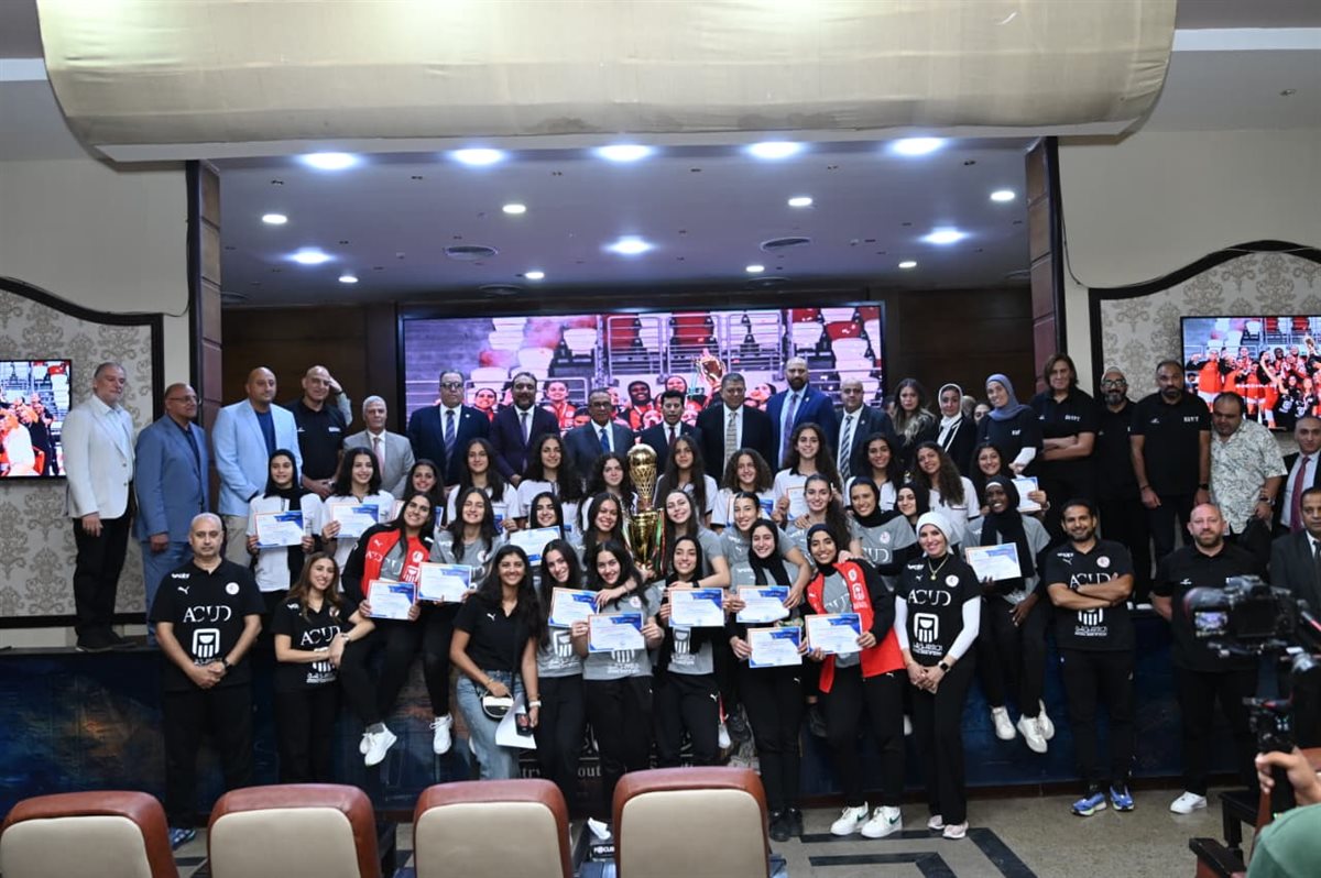 أشرف صبحي يكرم بطلات كرة اليد والسلة بعد التتويج ببطولة أفريقيا للشابات