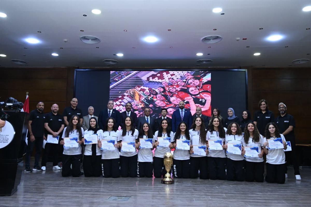 أشرف صبحي يكرم بطلات كرة اليد والسلة بعد التتويج ببطولة أفريقيا للشابات