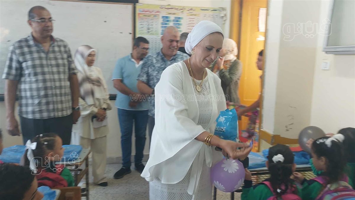 توزيع الحلوي علي الطلاب