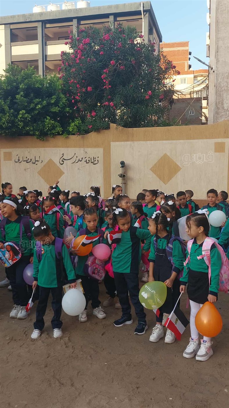 طلاب الصف الأول الابتدائي بالعجمي