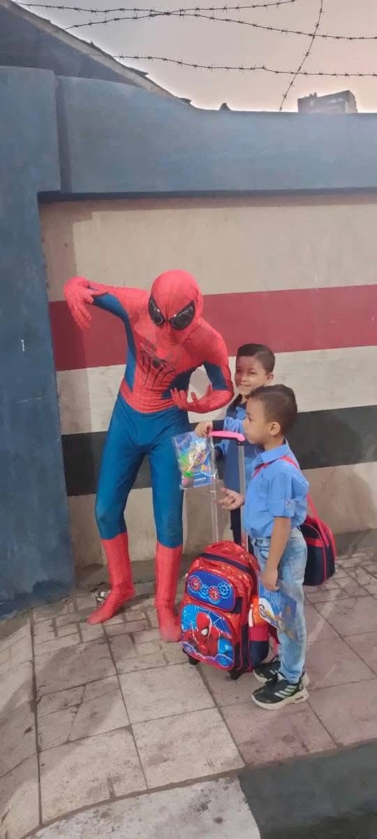 ولي امر يحقق أمنية طفليه في اصطحابهم لاسبايدر مان في اول يوم دراسي بالبحيرة، فيتو