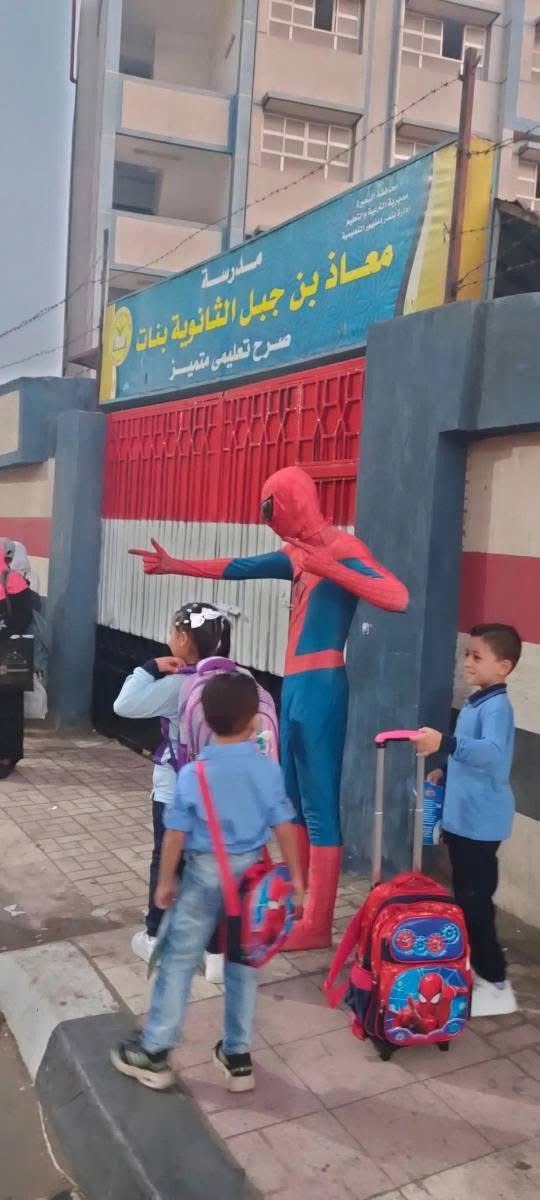 ولي امر يحقق أمنية طفليه في اصطحابهم لاسبايدر مان في اول يوم دراسي بالبحيرة، فيتو