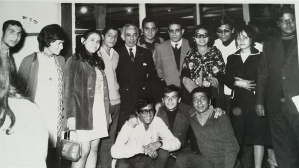 مجموعة من طلبة الدفعة الاولى لكلية الاعلام بصحبة استاذهم جلال الدين الحمامصى 