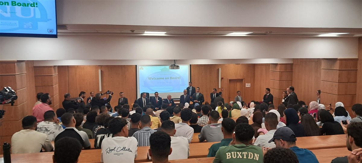 وزير التعليم العالي يتحدث لطلاب جامعة القاهرة الأهلية