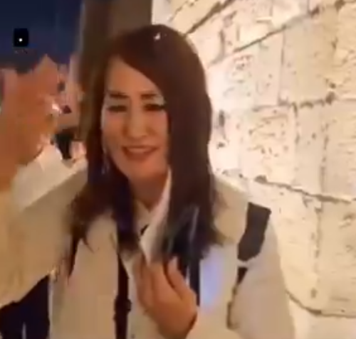 سيدة تدعم إسرائيل وتصاب بالصدمة عندما ضربها المستوطنون، فيتو