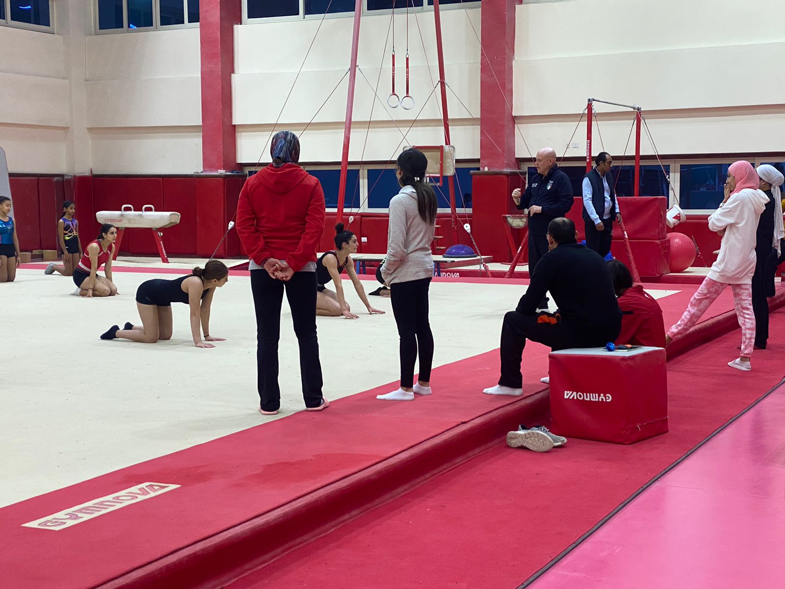 دورة تدريبية لمدربي الجمباز الفني بالمركز الأولمبي (4)