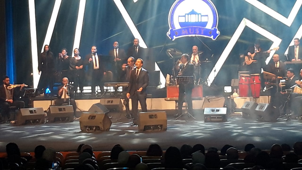 مدحت صالح في حفل مسرح أوبرا جامعة مصر للعلوم (1)