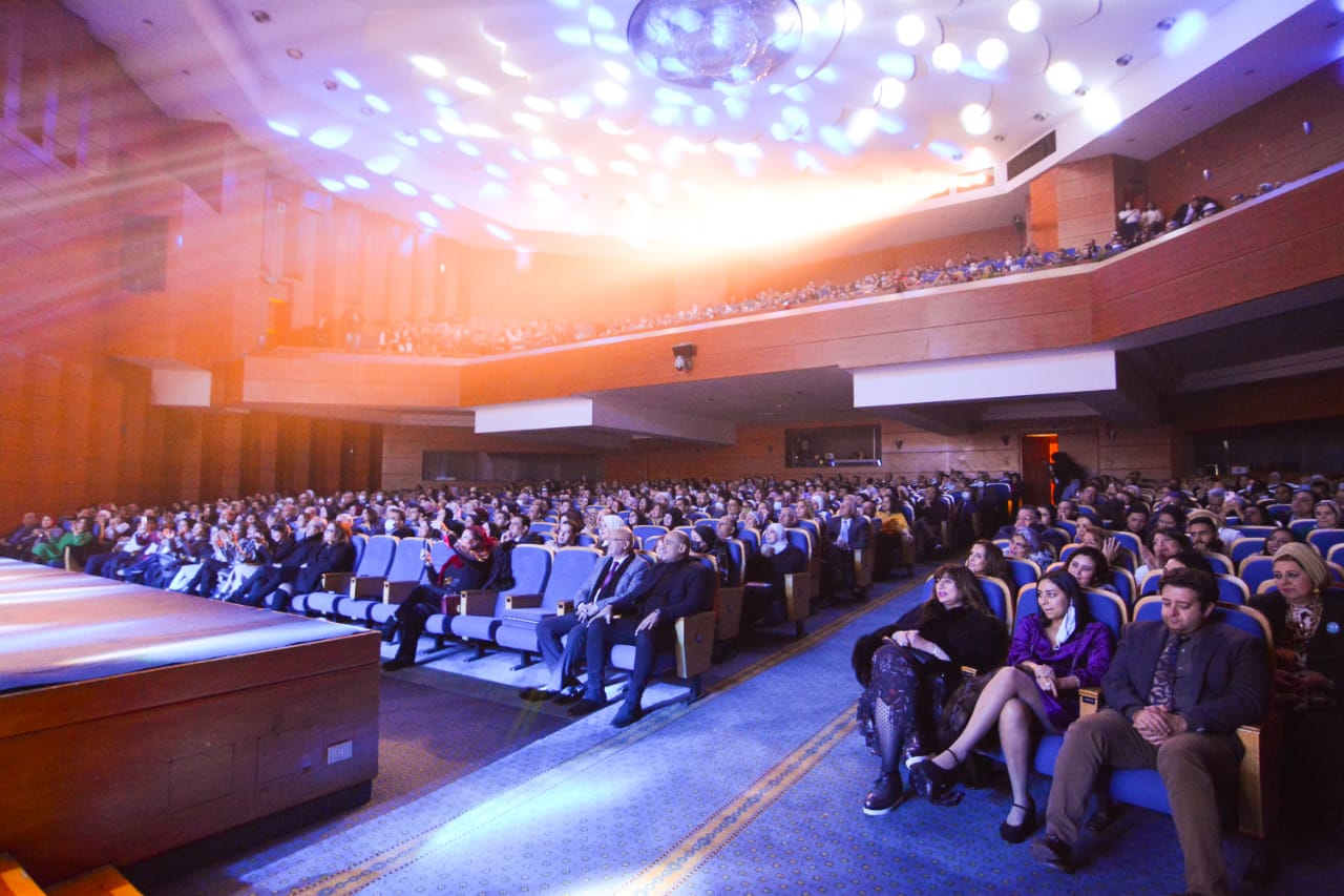 مدحت صالح في حفل مسرح أوبرا جامعة مصر للعلوم (5)