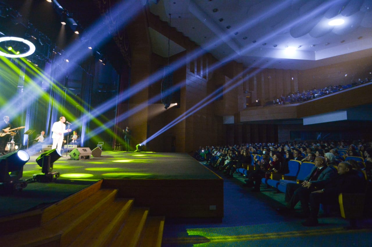 مدحت صالح في حفل مسرح أوبرا جامعة مصر للعلوم (6)