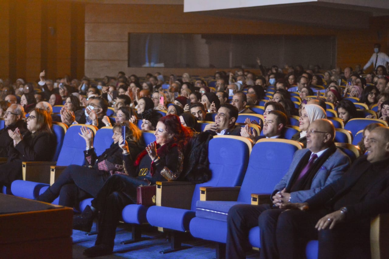 مدحت صالح في حفل مسرح أوبرا جامعة مصر للعلوم (7)