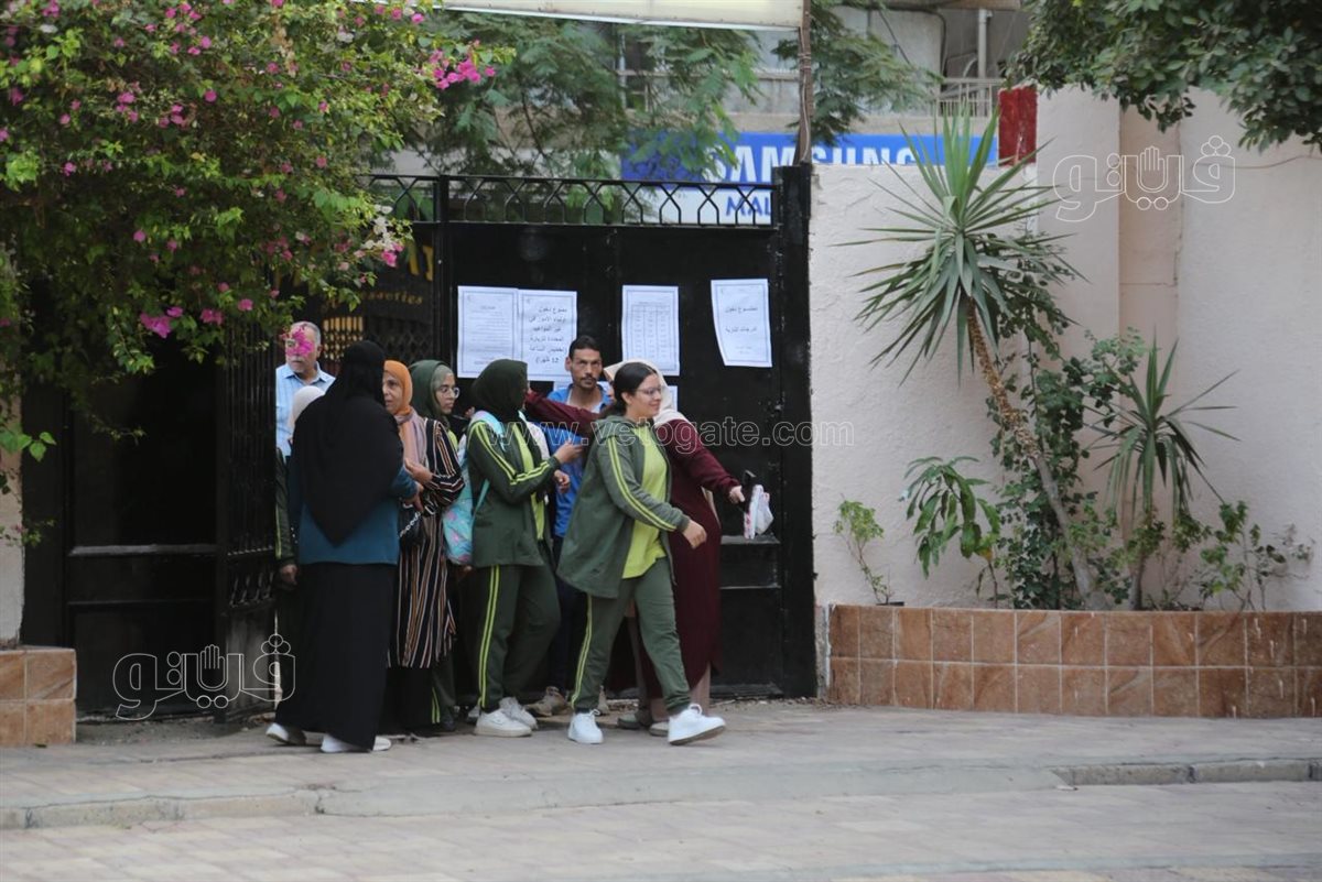 توافد طالبات الثانوية على مدارس القاهرة (4)