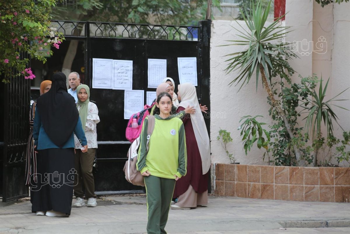 توافد طالبات الثانوية على مدارس القاهرة (6)