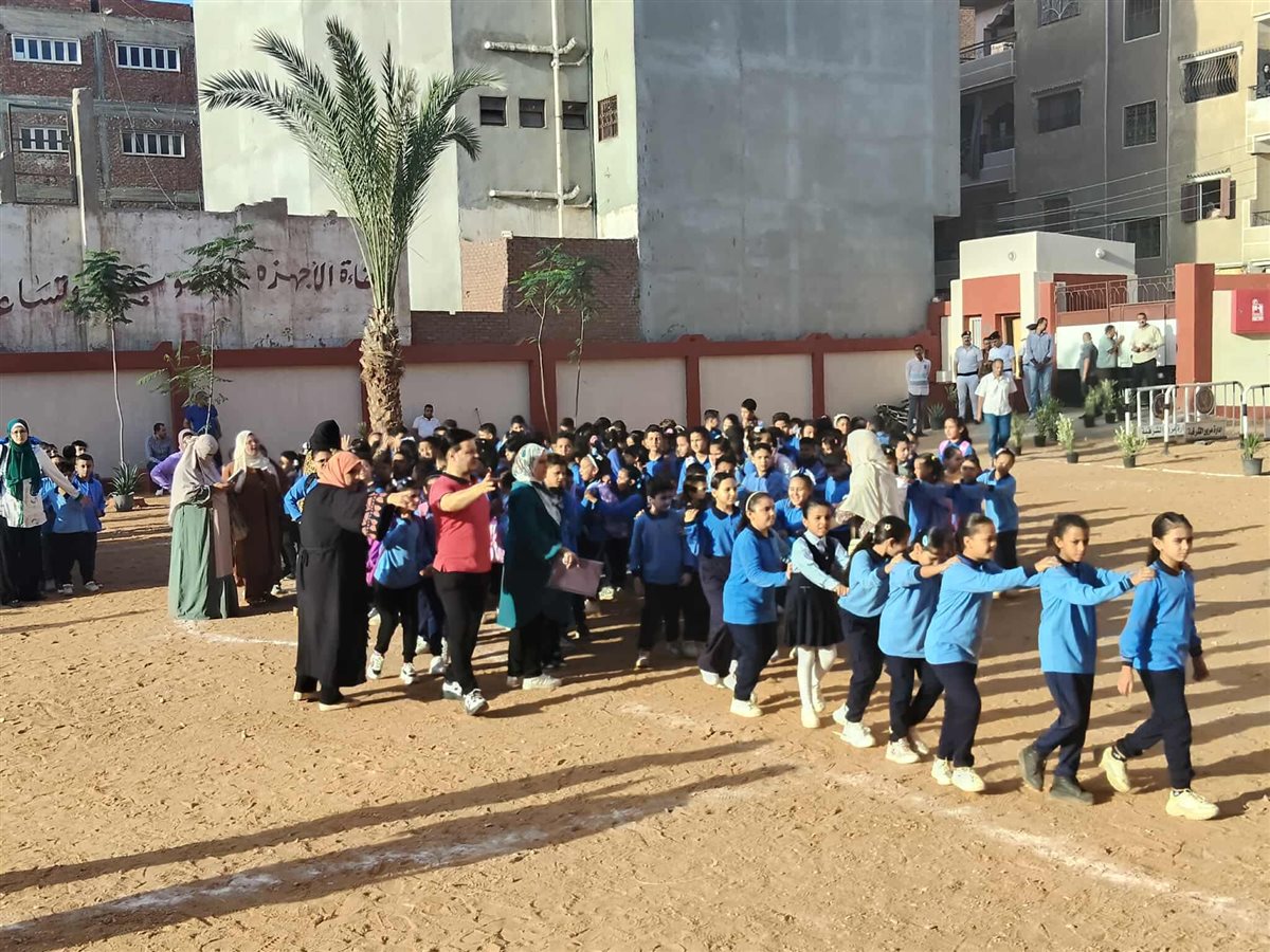 محافظ الشرقية يحضر طابور الصباح،فيتو