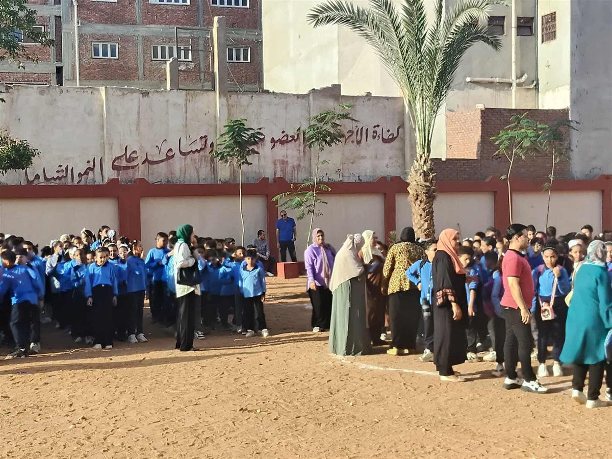 محافظ الشرقية يحضر طابور الصباح،فيتو