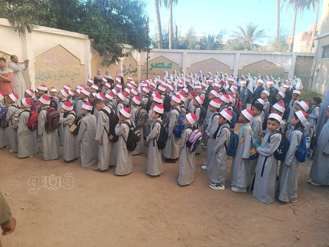 انتظام معهد الشيخ طه البنا الابتدائي بالزي الأزهري في أول أيام الدراسة،فيتو