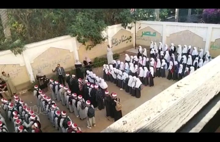 انتظام معهد الشيخ طه البنا الابتدائي بالزي الأزهري في أول أيام الدراسة،فيتو