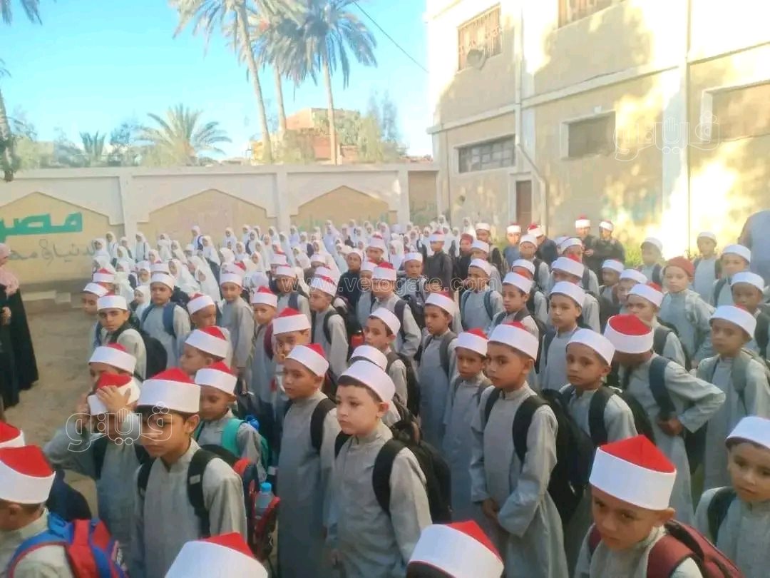 انتظام معهد الشيخ طه البنا الابتدائي بالزي الأزهري في أول أيام الدراسة،فيتو