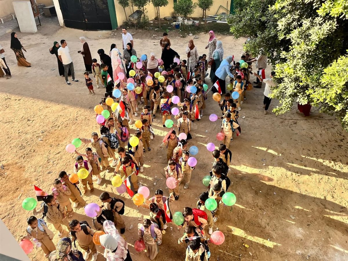 <strong>توزيغ البلالين والأعلام على التلاميذ ببني سويف</strong>