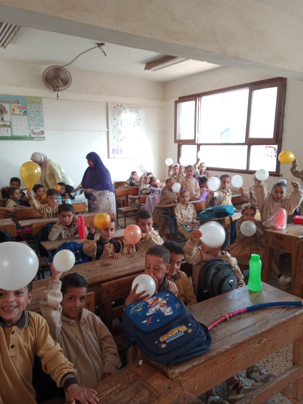 <strong>توزيغ البلالين والأعلام على التلاميذ ببني سويف</strong>