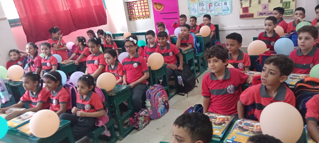 <strong>توزيغ البلالين والأعلام على التلاميذ ببني سويف</strong>